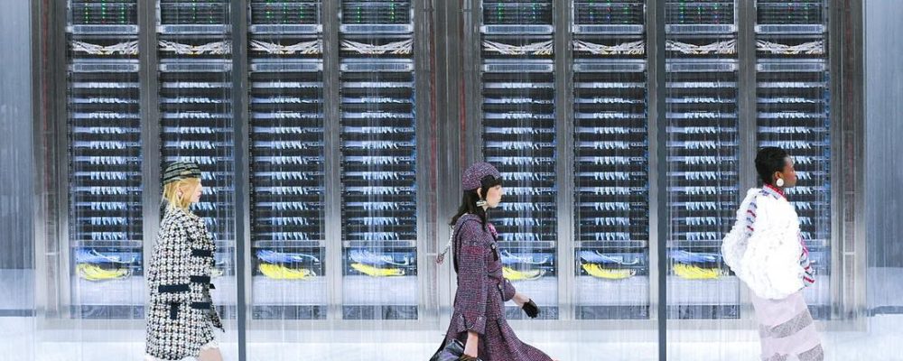 Los robots de Chanel desfilan sobre la recreación de un centro de datos en París