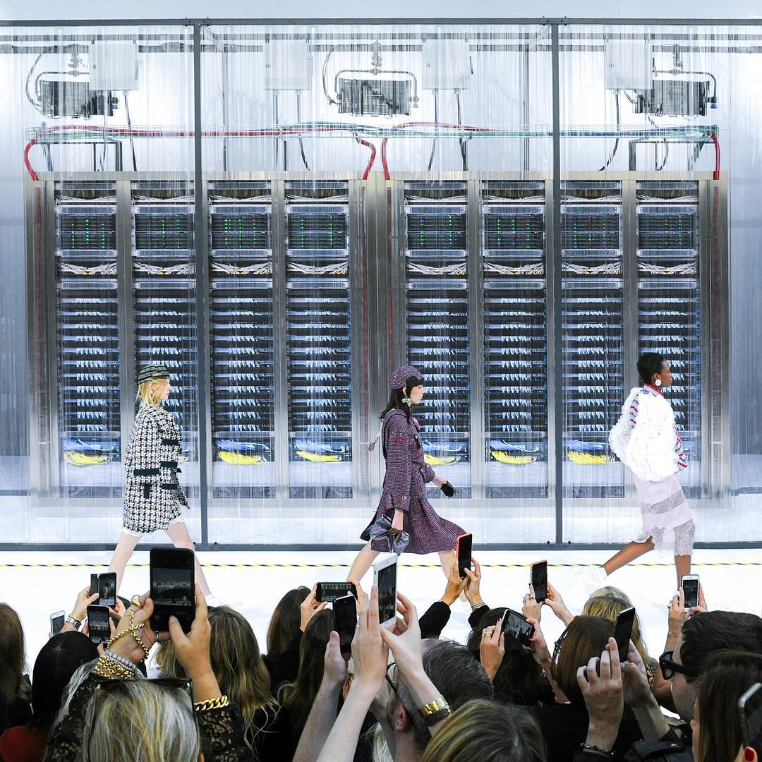 Los robots de Chanel desfilan sobre la recreación de un centro de datos en París Los robots de Chanel desfilan sobre la recreación de un centro de datos en París